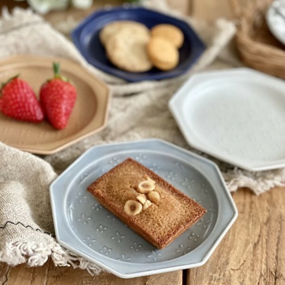 SF-014888-日本製美濃燒甜點盤 小花浮雕八角盤12.6cm ins風 餅乾盤 蛋糕盤 小碟子 廚房餐具 質感餐具