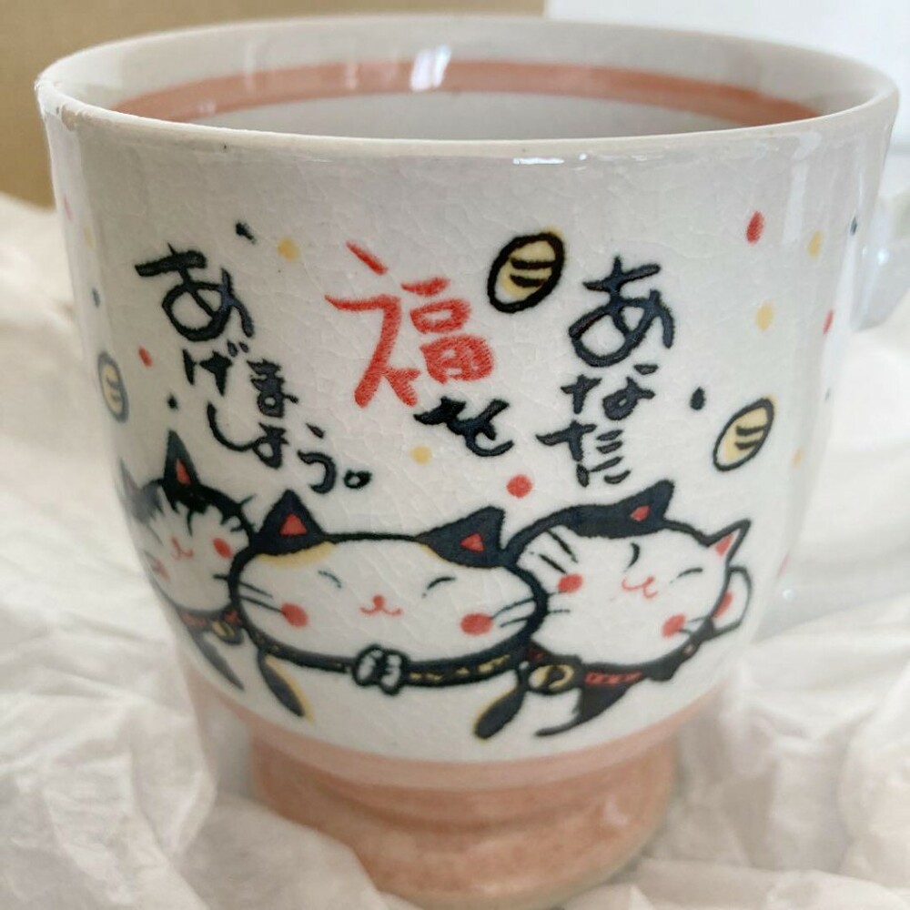 【現貨】日本製來福貓馬克杯 陶瓷 水杯 招福 餐具 咖啡杯 杯子 手把 可愛貓咪 紅色/藍色 圖片