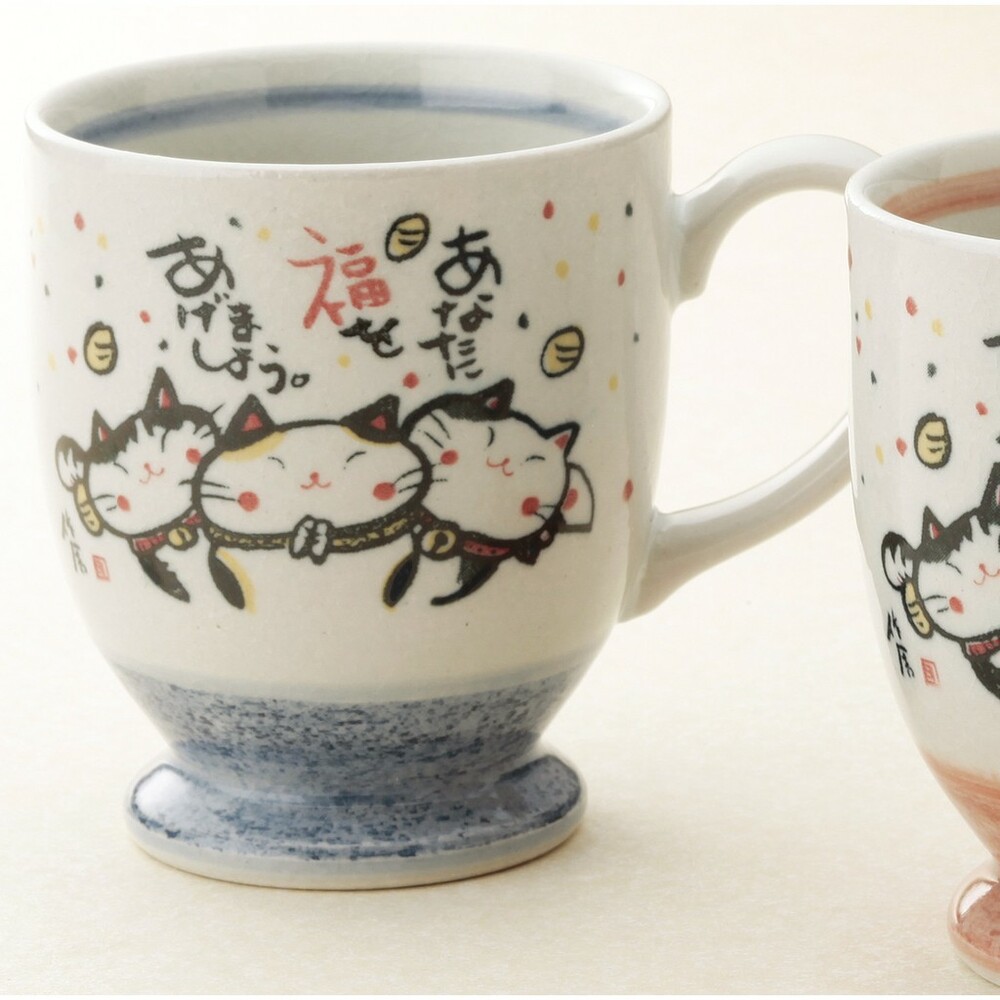 【現貨】日本製來福貓馬克杯 陶瓷 水杯 招福 餐具 咖啡杯 杯子 手把 可愛貓咪 紅色/藍色 圖片
