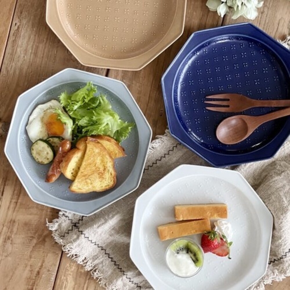 【現貨】日本製 美濃燒小花浮雕盤20.5cm 甜點盤 ins盤 餐盤 下午茶 咖啡廳 陶瓷盤 廚房用品