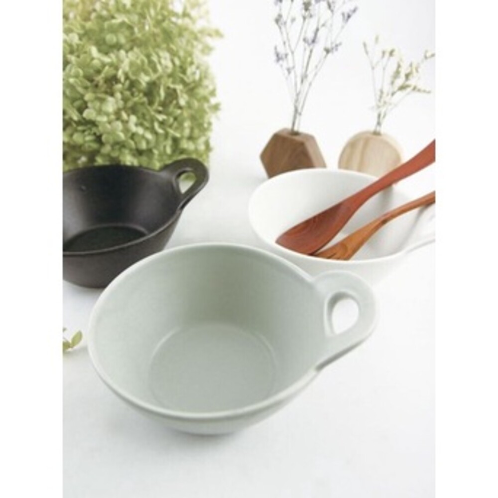 【現貨】日本製 單耳設計陶瓷碗 三色可選 飯碗 湯碗 瓷器碗 防燙手 沙拉碗 瓷碗 把手 餐碗 餐具 圖片