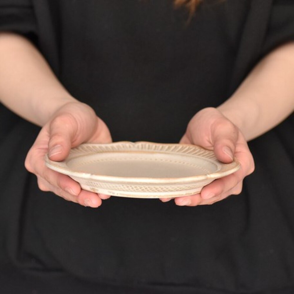 【現貨】日本製 美濃燒 花邊米色餐盤 盤 盤子 圓盤 義大利麵盤 甜點盤 ins風 陶瓷餐盤 陶器 圖片
