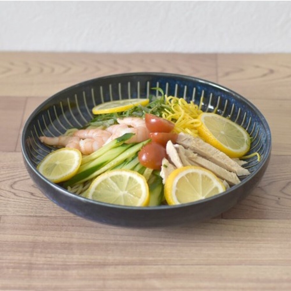SF-015235-日本製 撥水十草深盤 美濃燒 20cm 圓盤 米白 藍色 廚房 沙拉盤 咖哩盤 陶瓷盤 碗盤餐皿