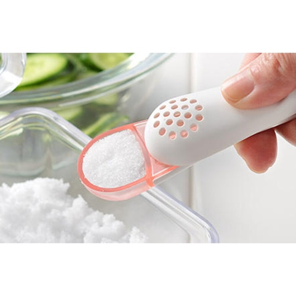 日本製 LEYE灑鹽匙 不沾手 計量 撒鹽器 調味料湯匙 均勻量匙 篩鹽器 減鹽 定量撒鹽勺 圖片