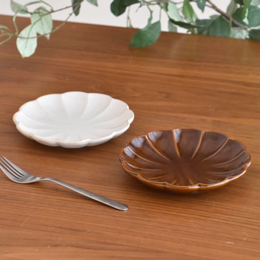 【現貨】日本製 美濃燒菊花盤 白色 盤子 北歐 沙拉盤 陶瓷盤 白色盤子 圓盤 造型盤子 陶器 菊皿 圖片