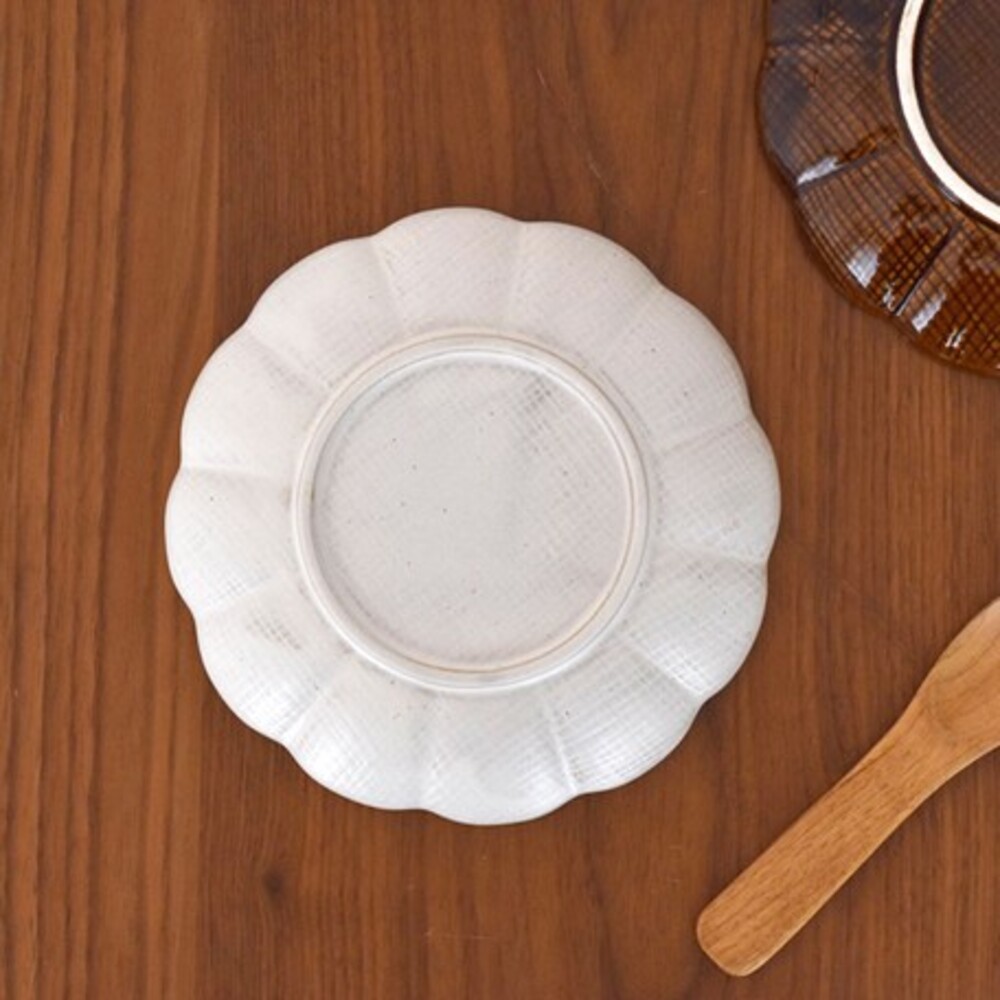 日本製 美濃燒菊花盤 白色 盤子 北歐 沙拉盤 陶瓷盤 白色盤子 圓盤 造型盤子 陶器 菊皿 圖片