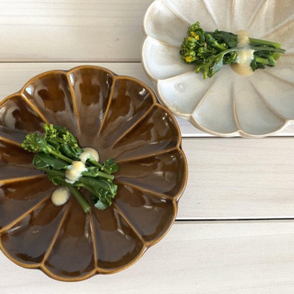 日本製 美濃燒菊花盤 白色 盤子 北歐 沙拉盤 陶瓷盤 白色盤子 圓盤 造型盤子 陶器 菊皿 圖片