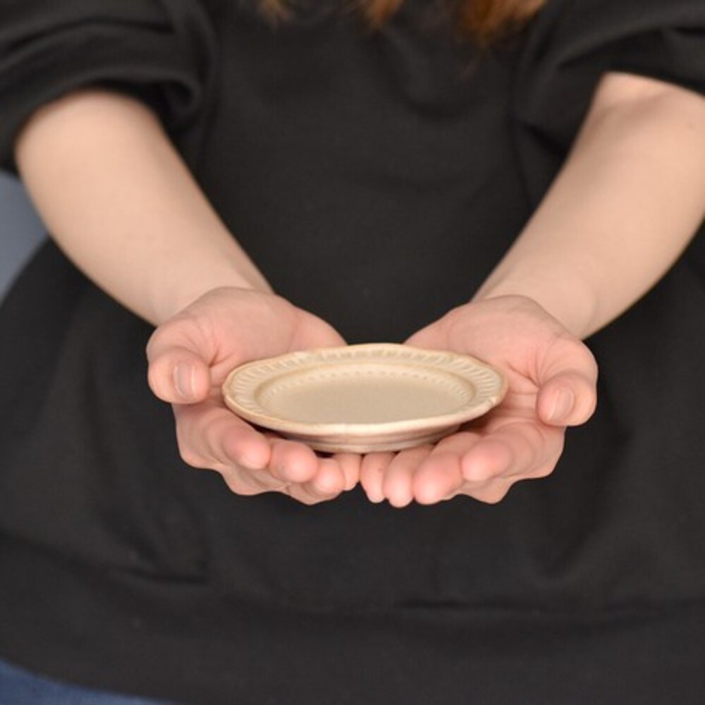 SF-015591-【現貨】日本製 美濃燒 花邊米色小碟 盤 盤子 水果盤 小菜盤 甜點盤 ins風 陶瓷餐盤 陶器