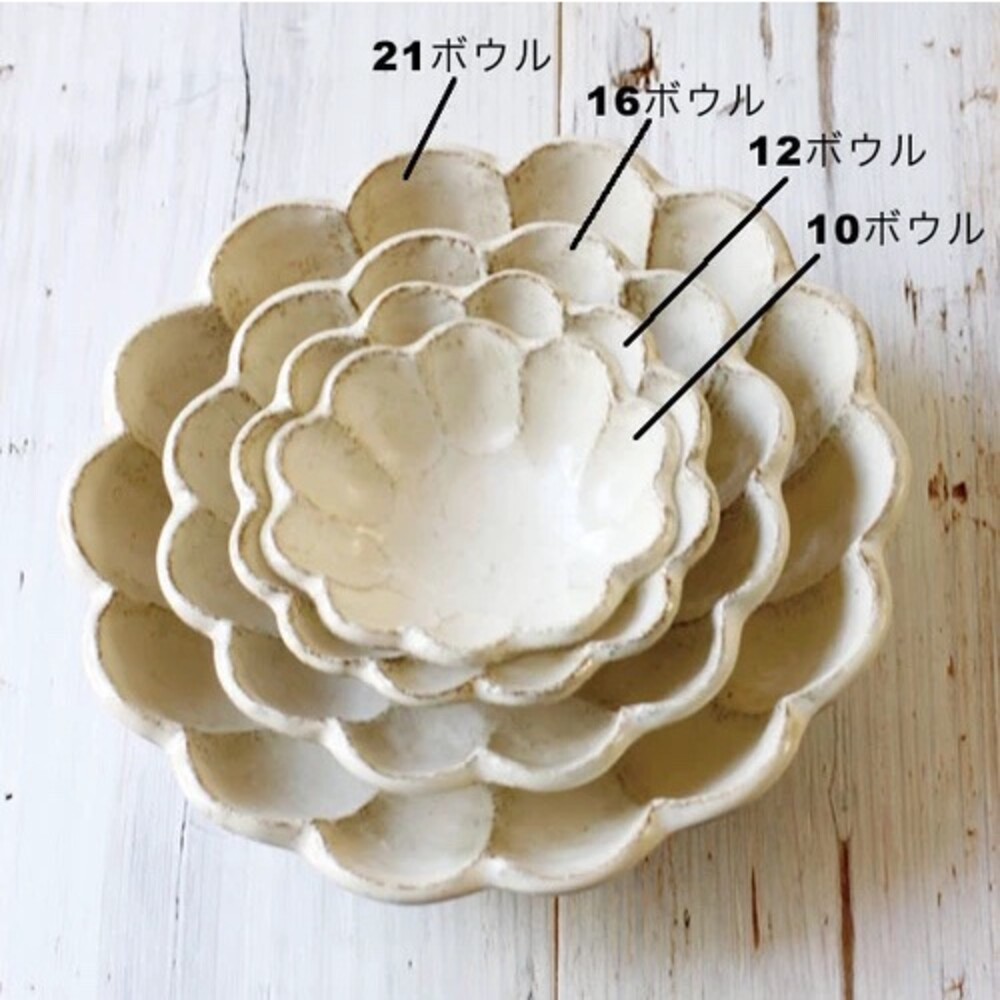 日本製 美濃燒 白色陶瓷花碗 12CM 六魯 陶瓷碗 湯碗 造型碗 碗 餐盤 小菜盤 盤 餐具 圖片