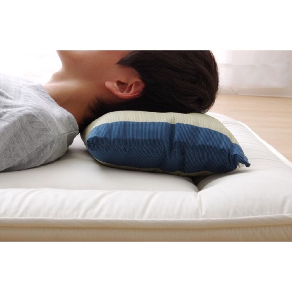 【現貨】日本製 IKEHIKO 天然藺草枕頭-藍 平面枕 凹枕 扁平枕 武士枕 燈心草 低彈性 不易變形 圖片